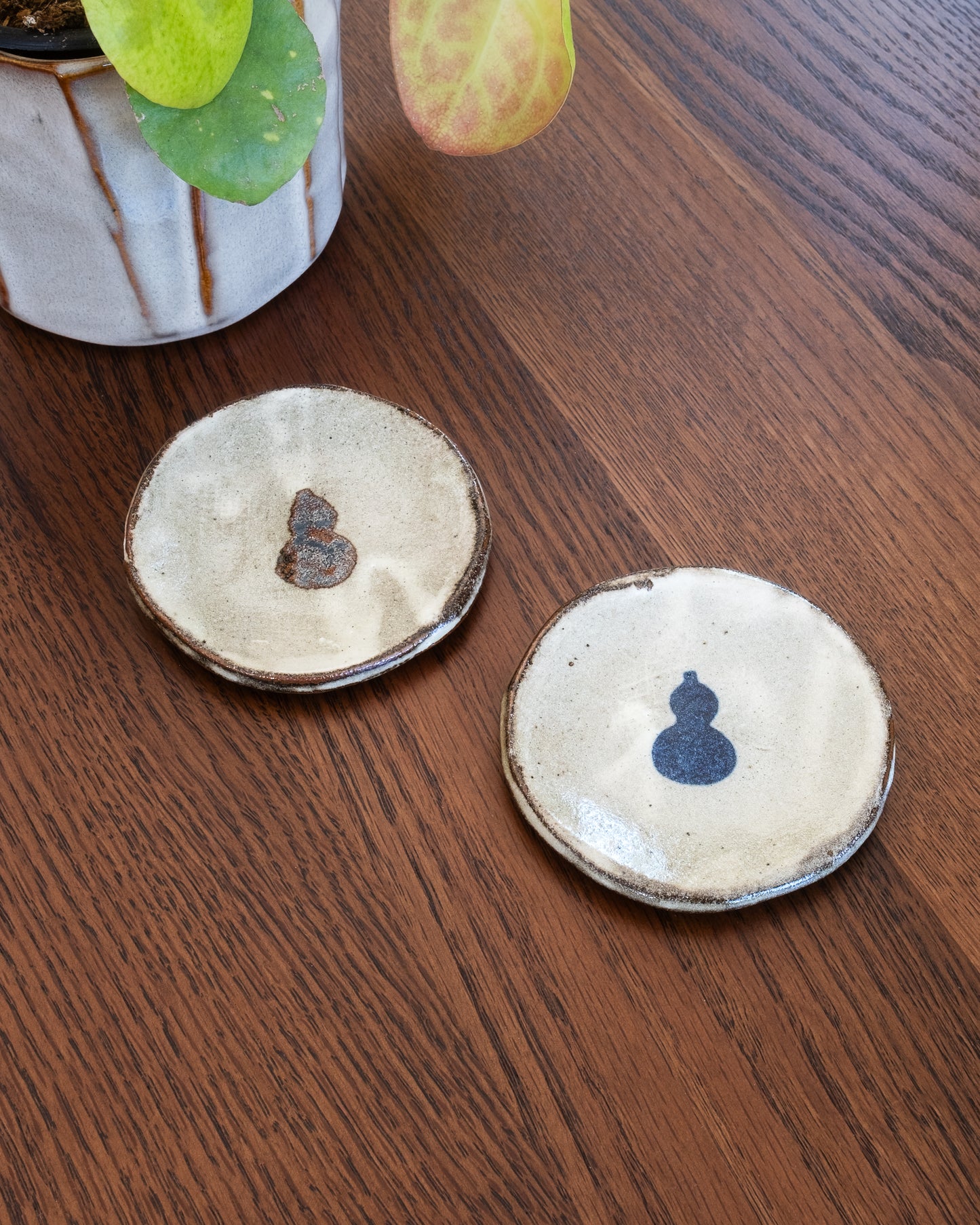 Kohiki Small Plate – Gourd | 粉引豆皿 ひょうたん